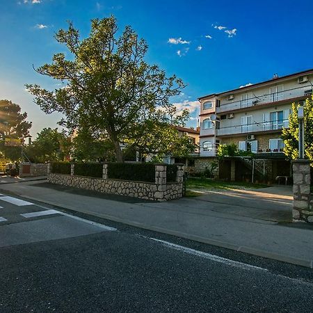 Diana Rooms And Apartments Starigrad Paklenica Exteriér fotografie