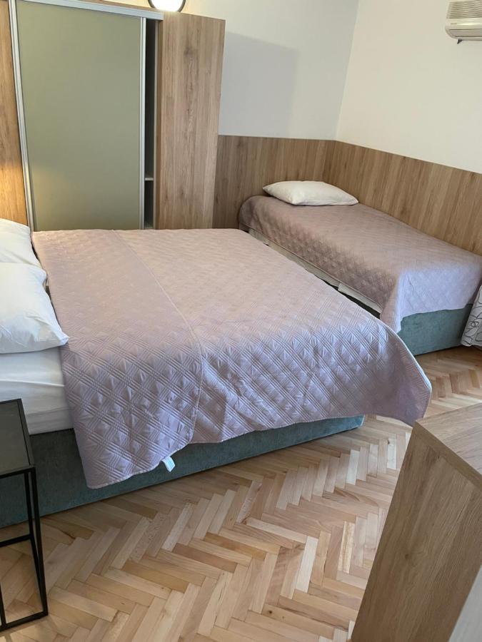 Diana Rooms And Apartments Starigrad Paklenica Exteriér fotografie