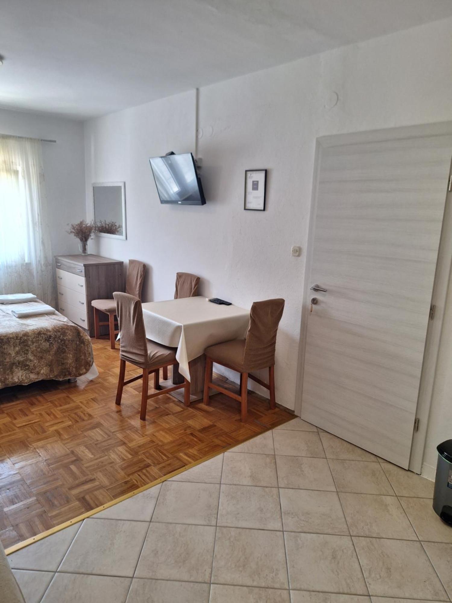 Diana Rooms And Apartments Starigrad Paklenica Exteriér fotografie