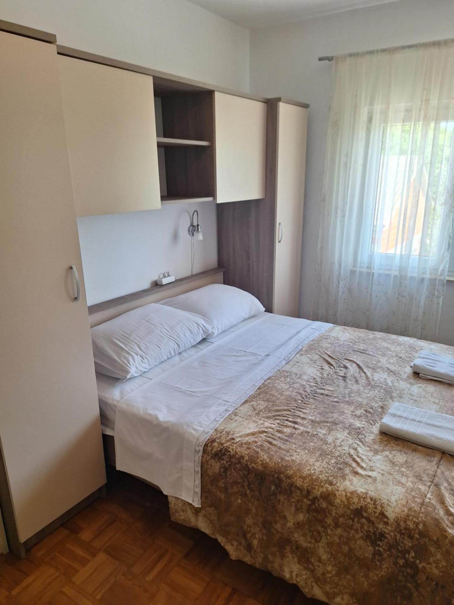 Diana Rooms And Apartments Starigrad Paklenica Exteriér fotografie