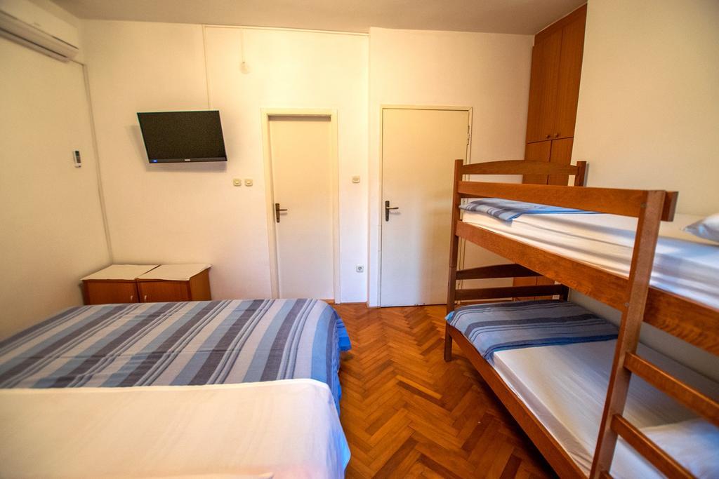 Diana Rooms And Apartments Starigrad Paklenica Exteriér fotografie