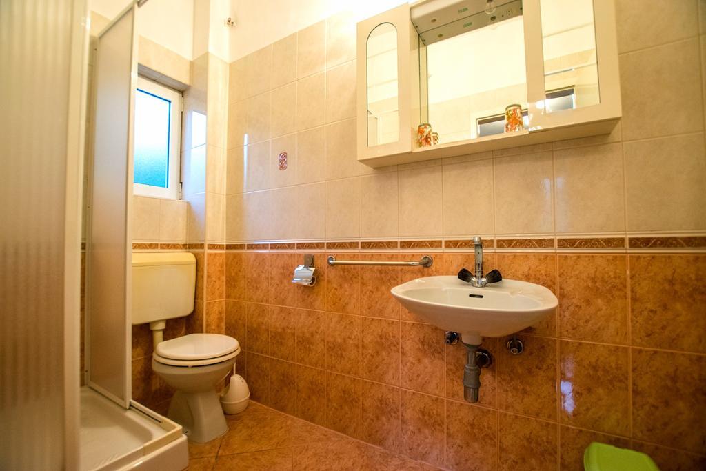 Diana Rooms And Apartments Starigrad Paklenica Exteriér fotografie