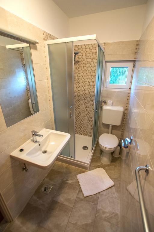 Diana Rooms And Apartments Starigrad Paklenica Exteriér fotografie