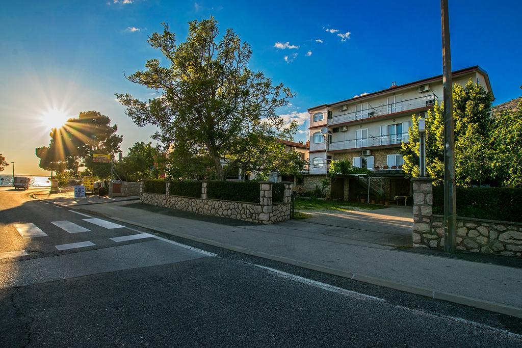 Diana Rooms And Apartments Starigrad Paklenica Exteriér fotografie